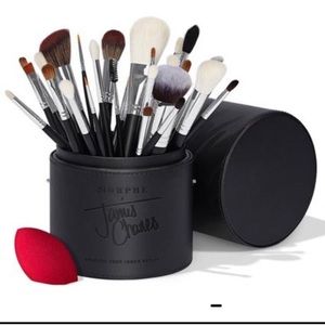 ISO JAMES CHARLES BRUSH SET